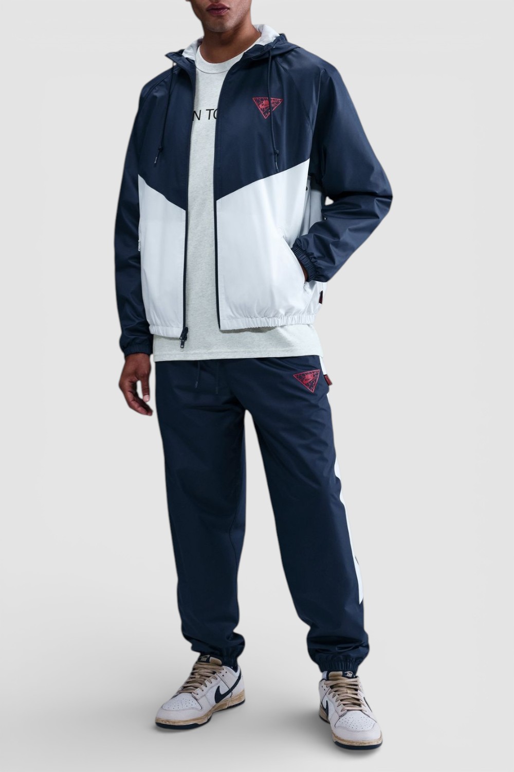 תמונת כל הלוק של קפוצ'ון קל-משקל נייקי X דברים מוזרים